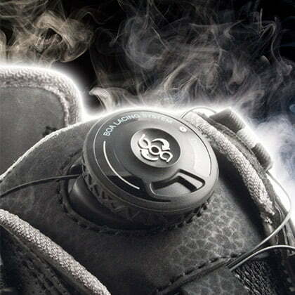 Le système de serrage BOA® sur une chaussure de sécurité Solid Gear offre un serrage équilibré